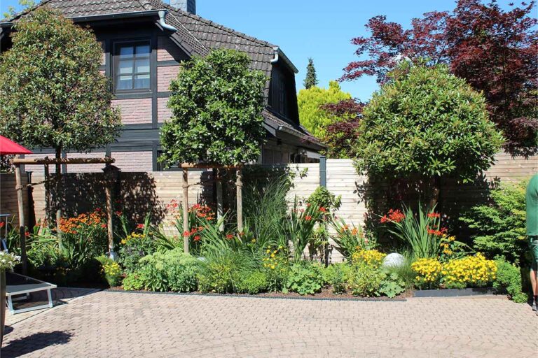 Gartenbau-Sommer-Gartengestaltung_mit_Sichtschutz_11
