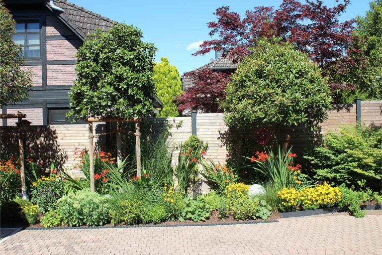 Gartenbau-Sommer-Gartengestaltung_mit_Sichtschutz_12