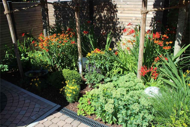 Gartenbau-Sommer-Gartengestaltung_mit_Sichtschutz_13