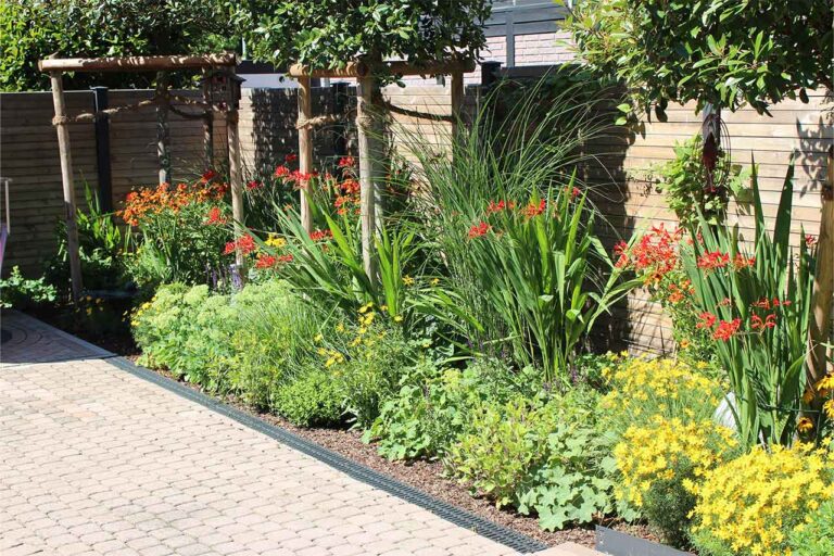 Gartenbau-Sommer-Gartengestaltung_mit_Sichtschutz_7