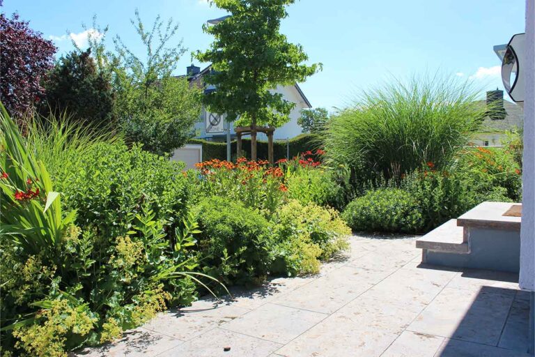 Gartenbau-Sommer-Gartengestaltung_mit_Stellplatz_E-Auto_11
