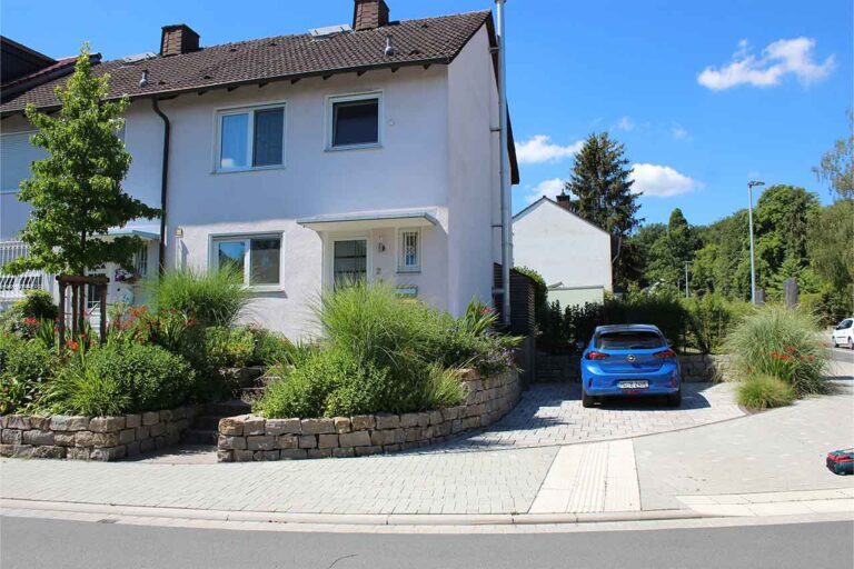 Gartenbau-Sommer-Gartengestaltung_mit_Stellplatz_E-Auto_14