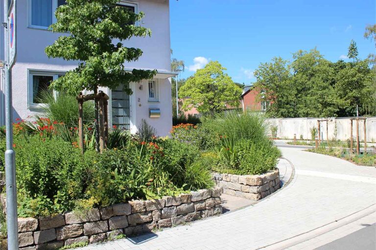 Gartenbau-Sommer-Gartengestaltung_mit_Stellplatz_E-Auto_16