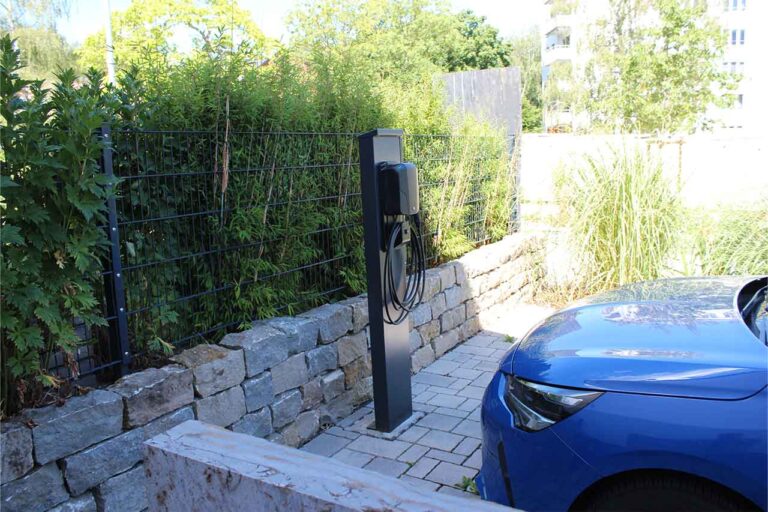 Gartenbau-Sommer-Gartengestaltung_mit_Stellplatz_E-Auto_20