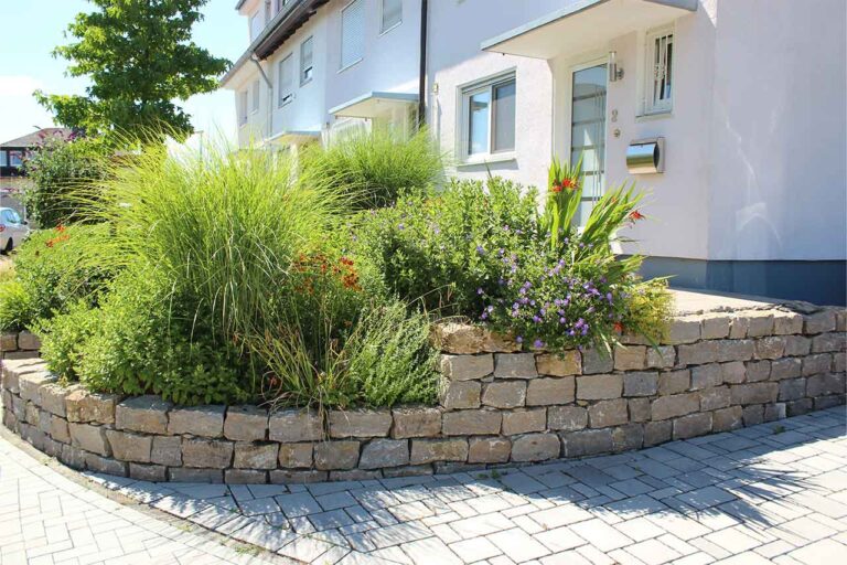 Gartenbau-Sommer-Gartengestaltung_mit_Stellplatz_E-Auto_6